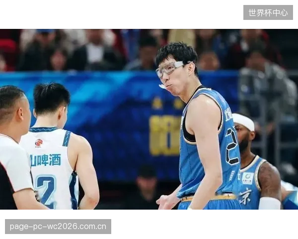 北京首钢凭借周琦内线优势取胜,广东队失误过多葬送比赛。 北京首钢凭借周琦内线优势取胜,广东队失误过多葬送比赛。